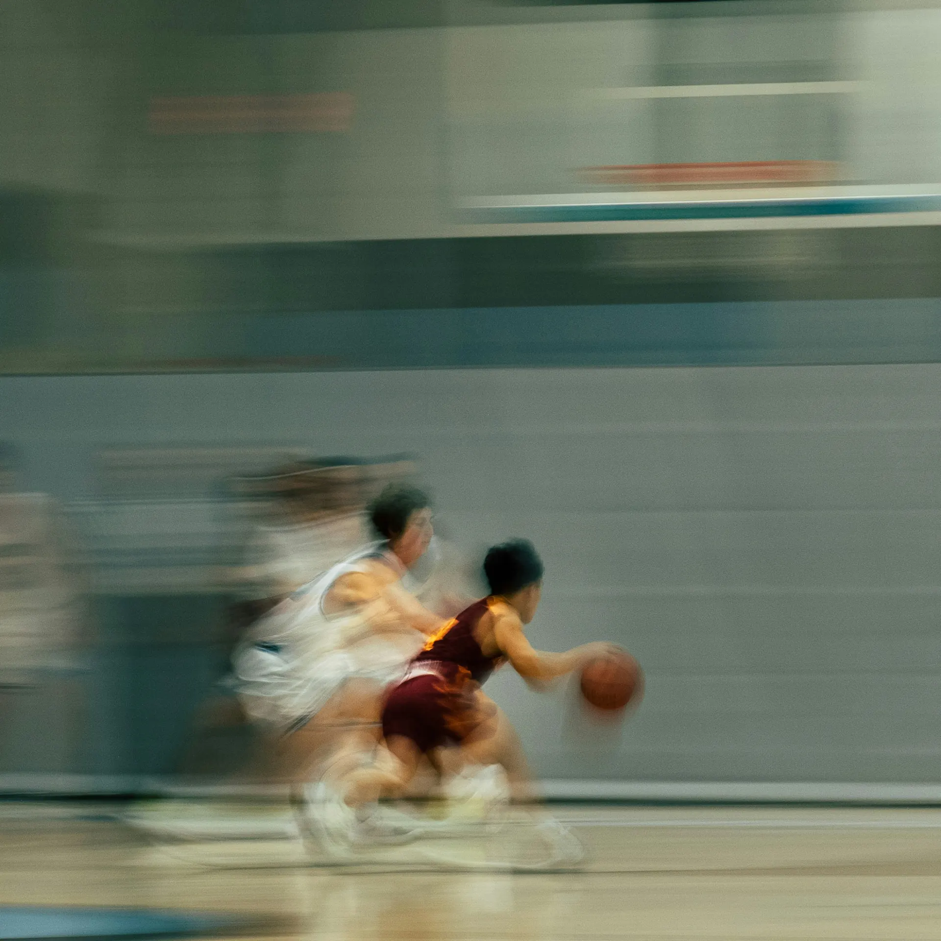 Joueurs de basketball en mouvement lors d'un match de fédération sportive