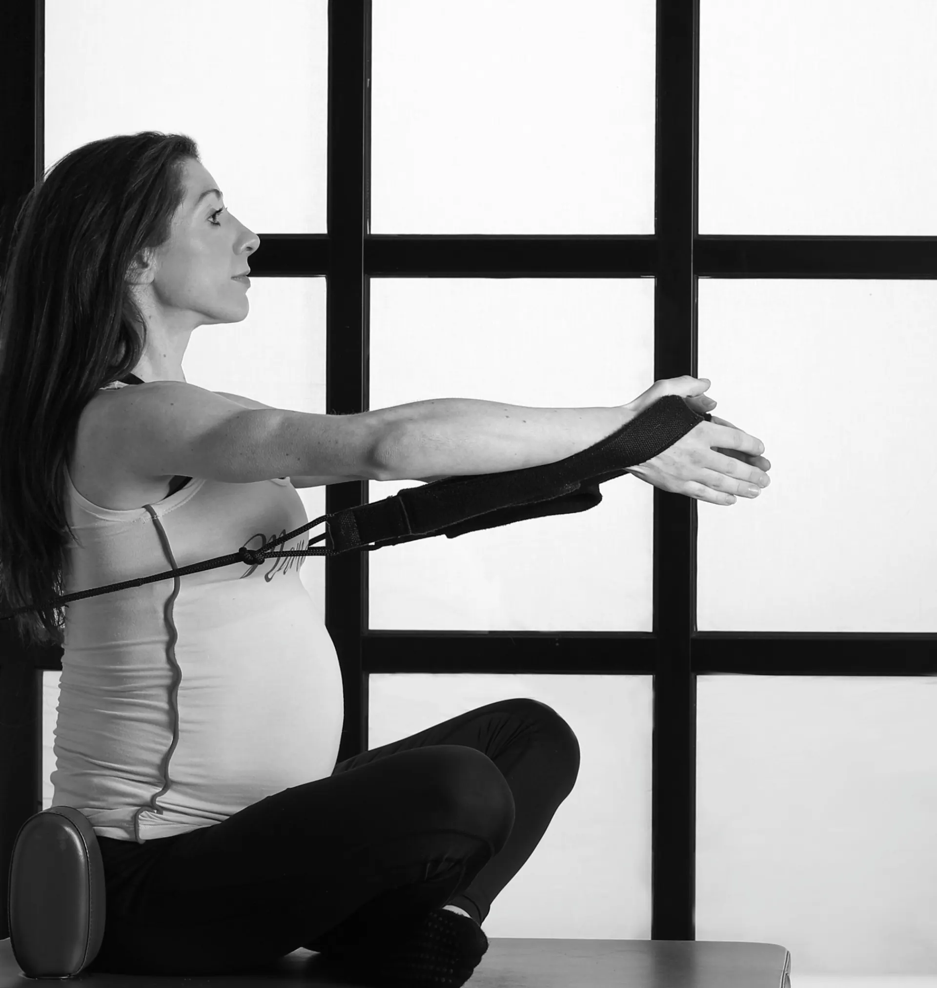 Coach sportive enceinte, sereine dans sa salle de sport